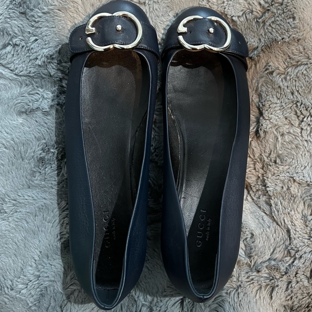 Gucci ballet flats in navy with logo buckle